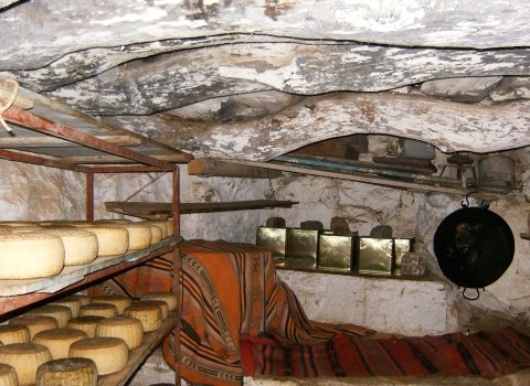 Ένα ξακουστό τυρί ωριμάζει… μέσα σε τρύπα!